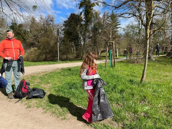 Ledničané i přespolní opět uklízeli Lednici
