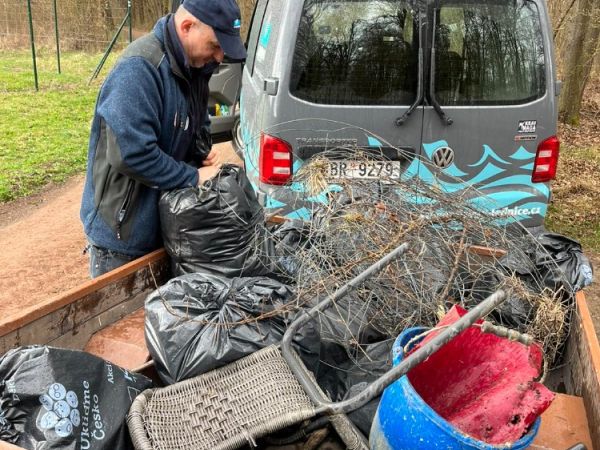 Ledničané i přespolní opět uklízeli Lednici