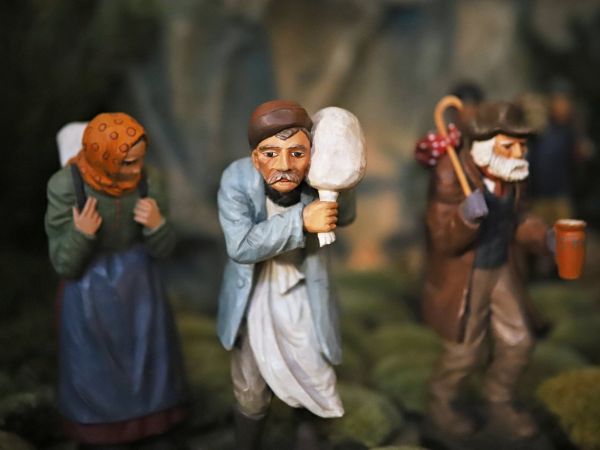 Instalace betléma a vánoční výzdoba kostela