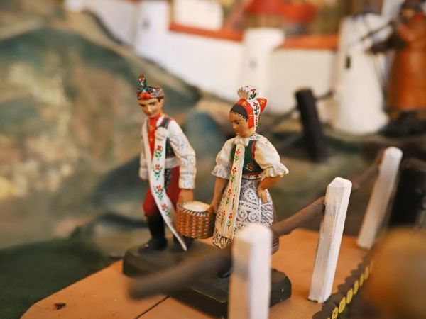 Instalace betléma a vánoční výzdoba kostela