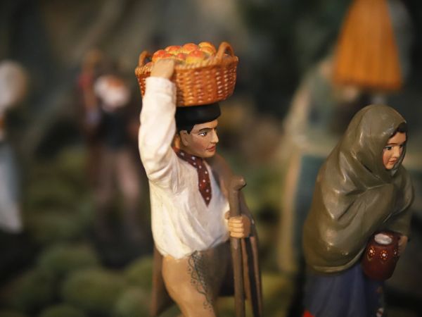 Instalace betléma a vánoční výzdoba kostela