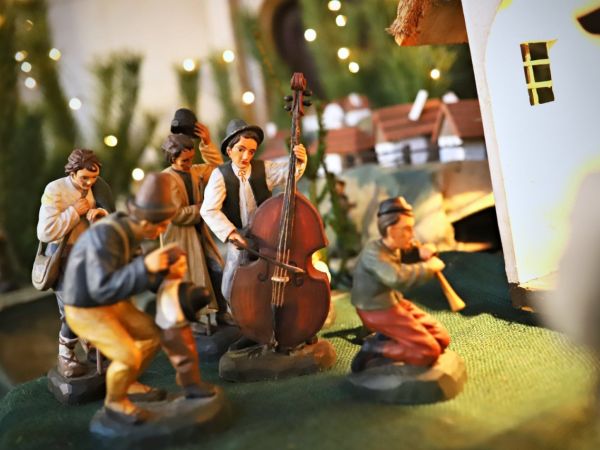 Instalace betléma a vánoční výzdoba kostela