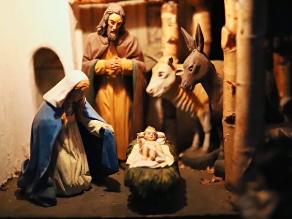 Instalace betléma a vánoční výzdoba kostela