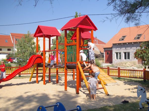 Dětské hřiště v parčíku na ulici Cihlářská