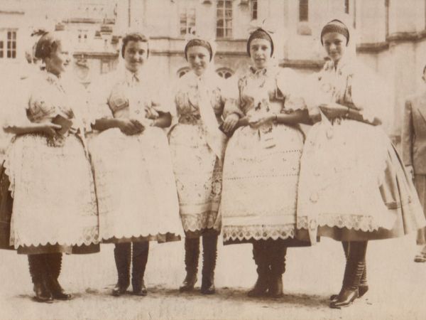 Přednáška o vývoji lidového oděvu v Lednici