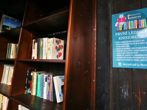 Otevřeli jsme První lednickou knihobudku